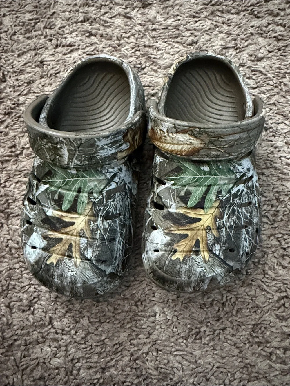 Kids Camouflage Leaf-Print Sandal Clogs in Green & Brown